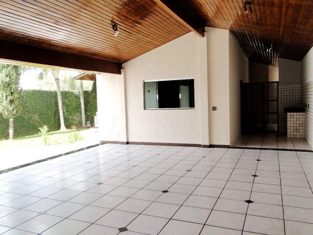 Casa à venda no JARDIM ACLIMAÇÃO: garagem coberta para 4 caros.jpg