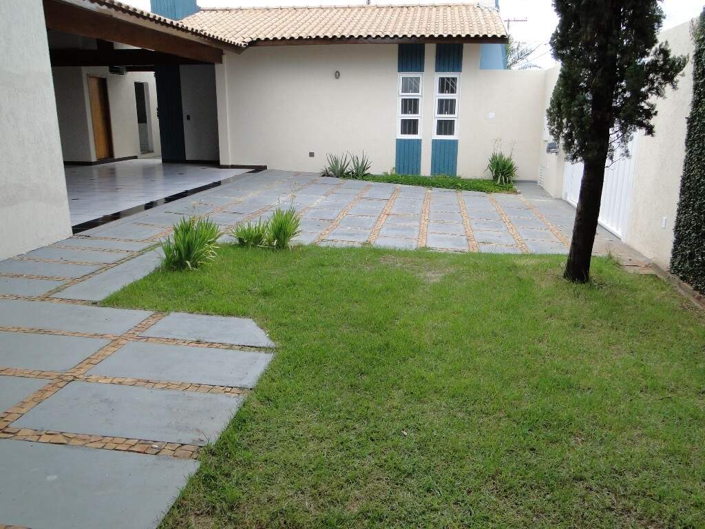 Casa à venda no JARDIM ACLIMAÇÃO: jardim interno + rampa para 2 carros.jpg