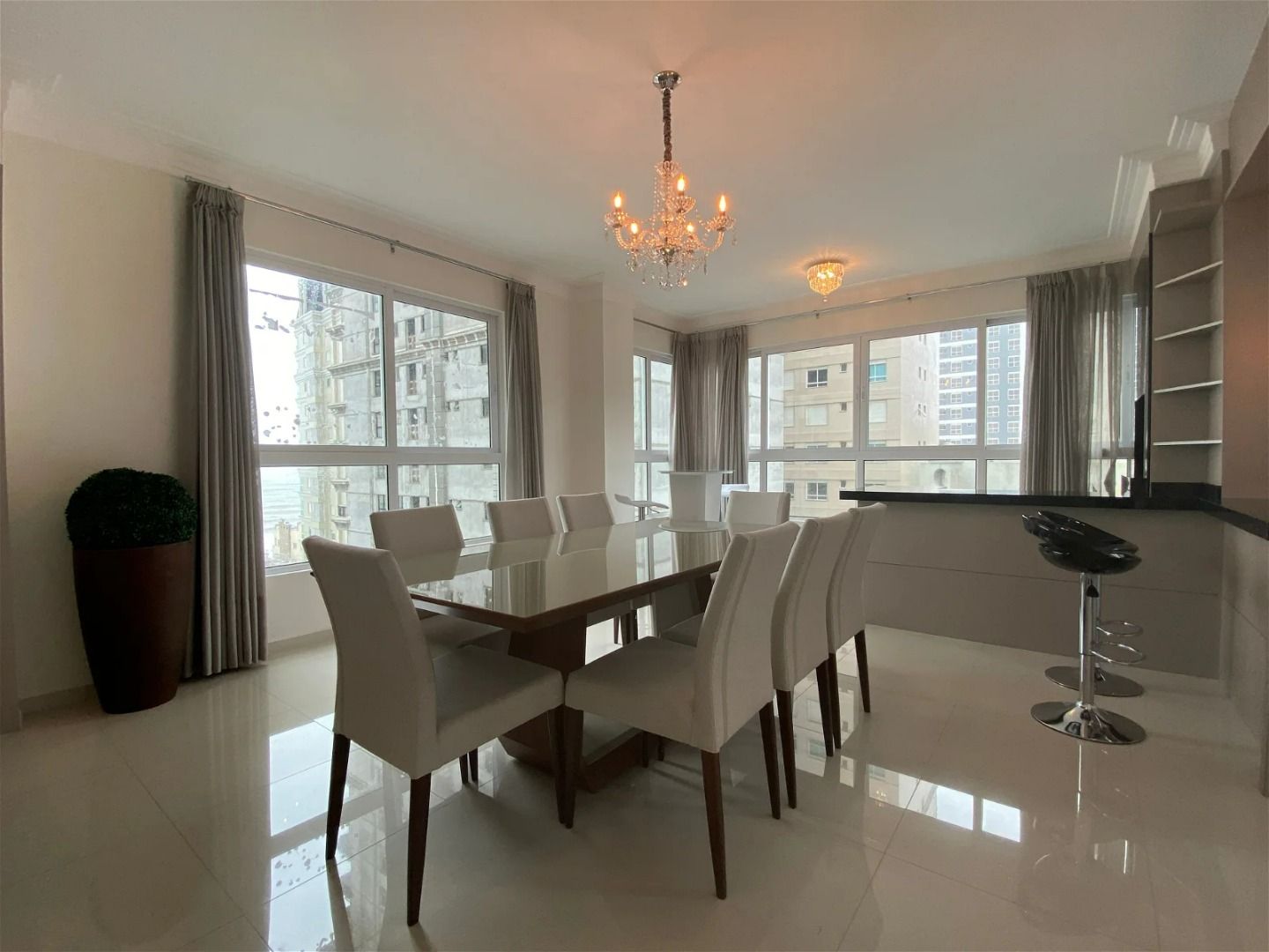 Apartamento à venda no Meia Praia: 