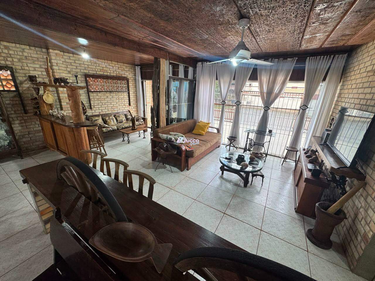 Casa à venda no Bairro Itacolomi: 