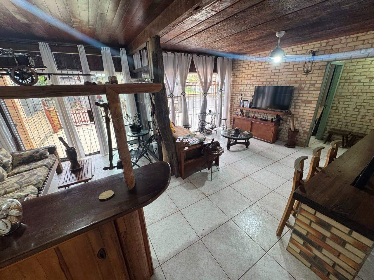Casa à venda no Bairro Itacolomi: 