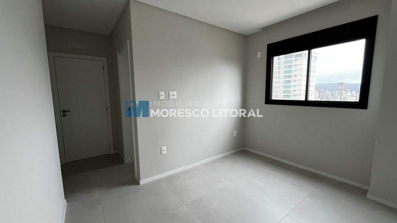 Apartamento à venda no Meia Praia: