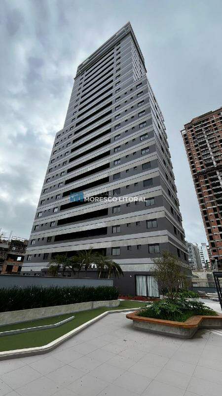Apartamento à venda no Meia Praia: