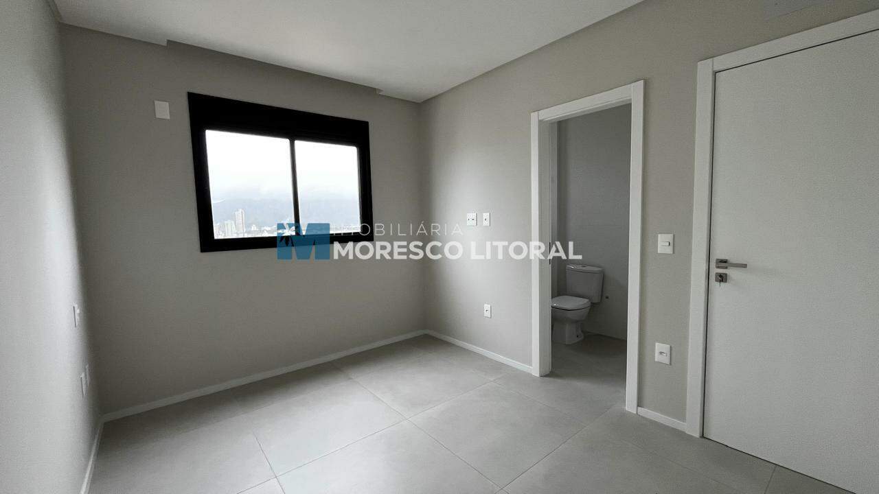 Apartamento à venda no Meia Praia: