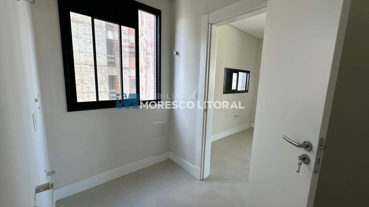 Apartamento à venda no Meia Praia: 