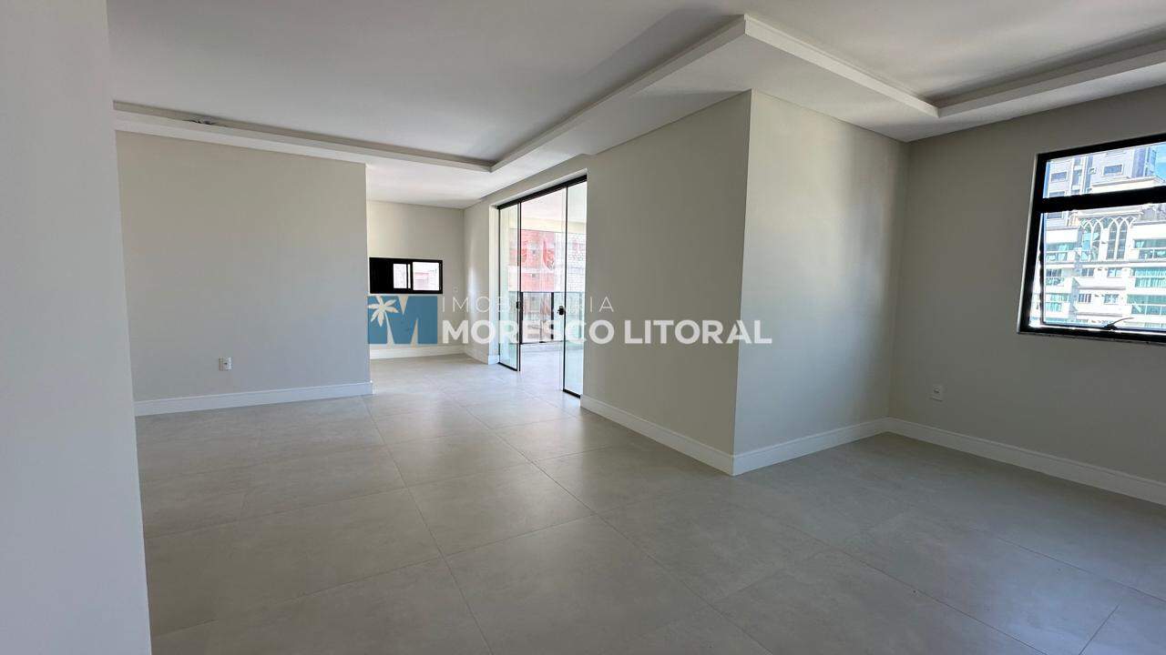 Apartamento à venda no Meia Praia: 