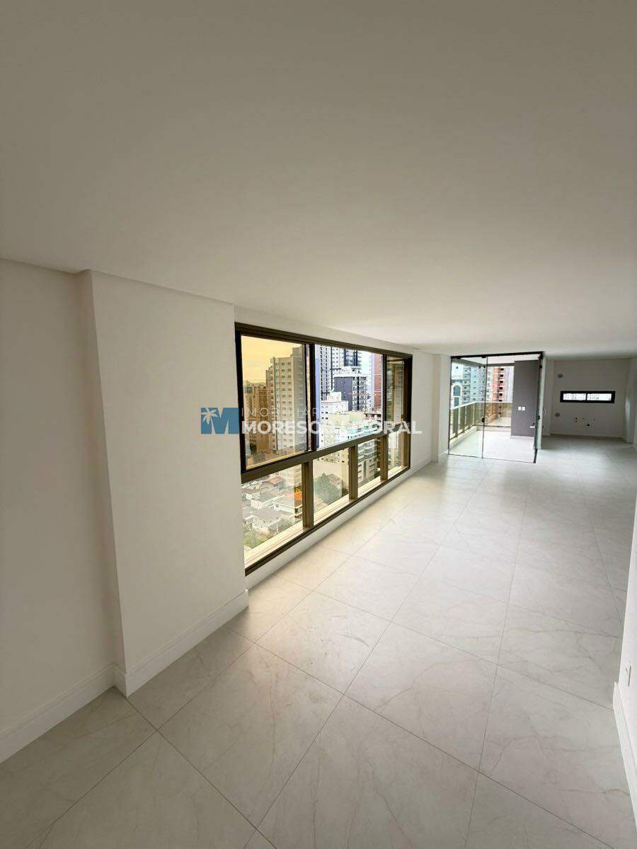 Apartamento à venda no Meia Praia: