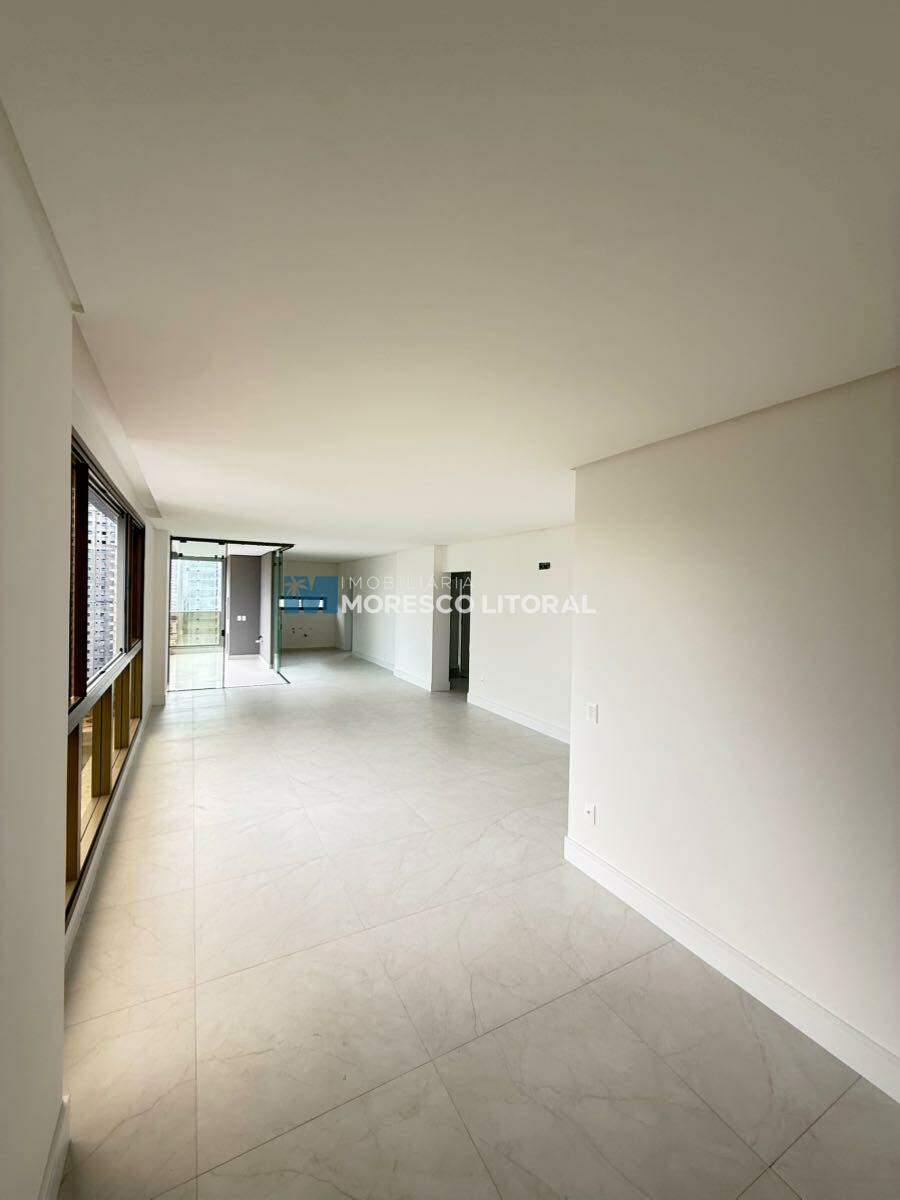 Apartamento à venda no Meia Praia:
