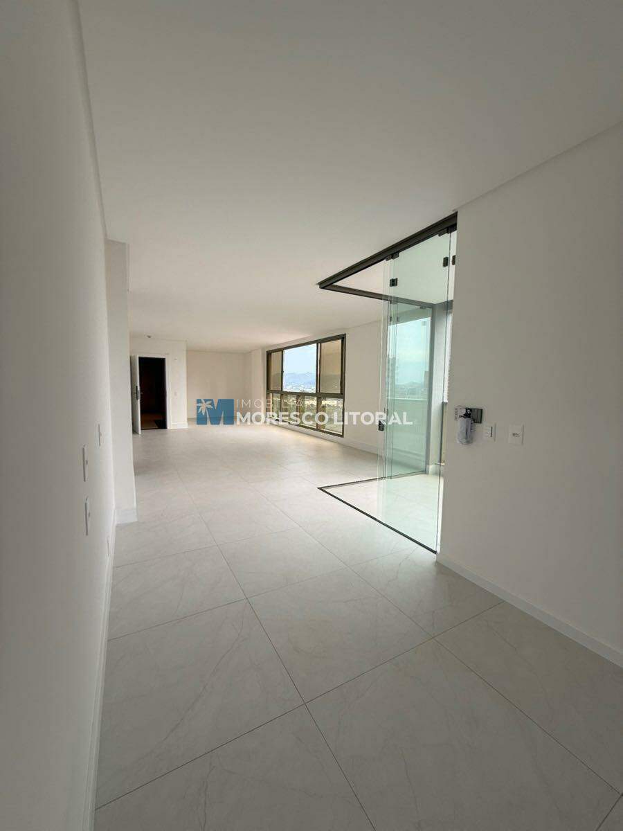 Apartamento à venda no Meia Praia: