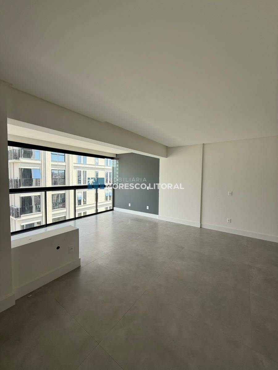 Apartamento à venda no Meia Praia: 