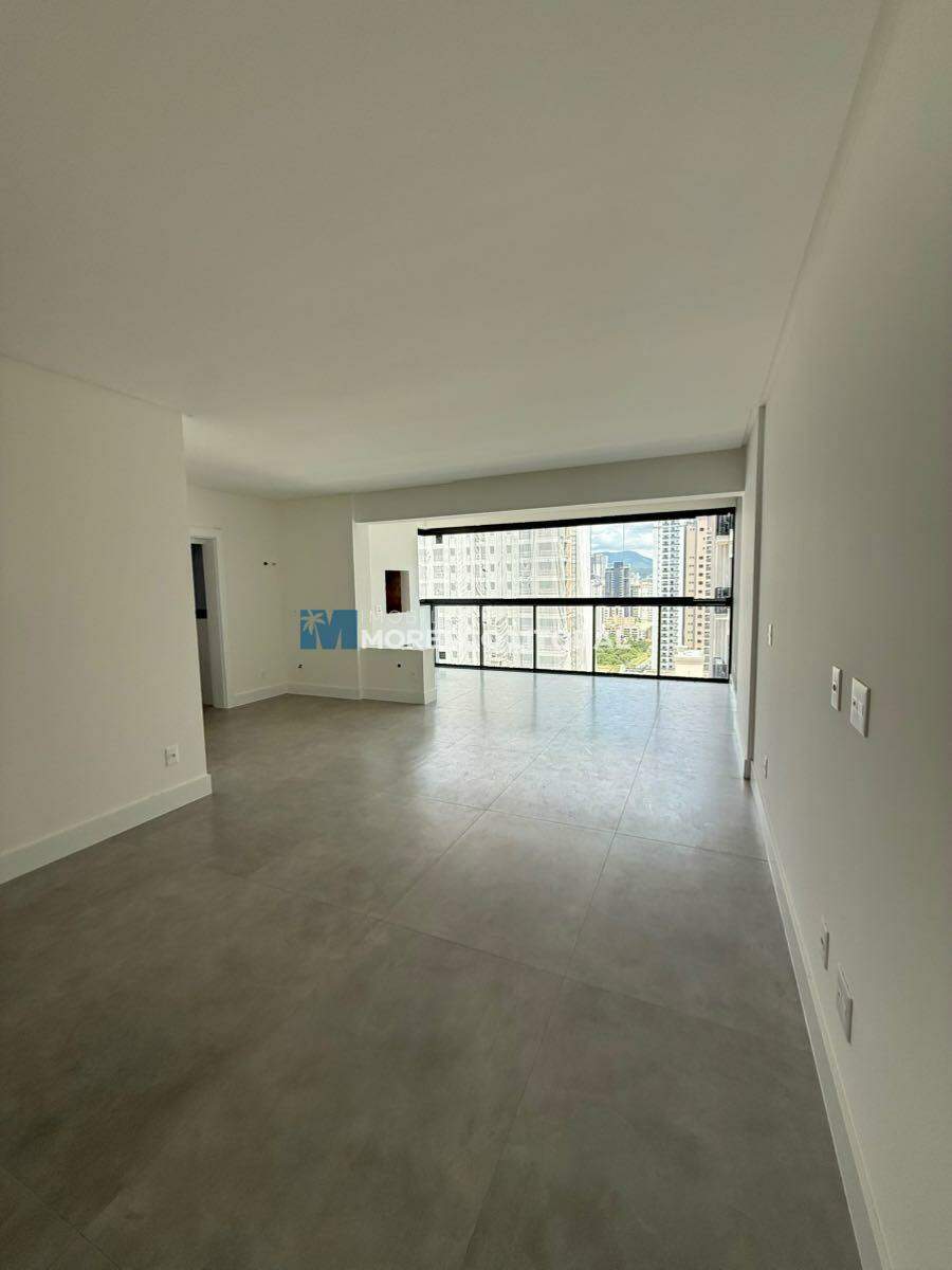 Apartamento à venda no Meia Praia: 