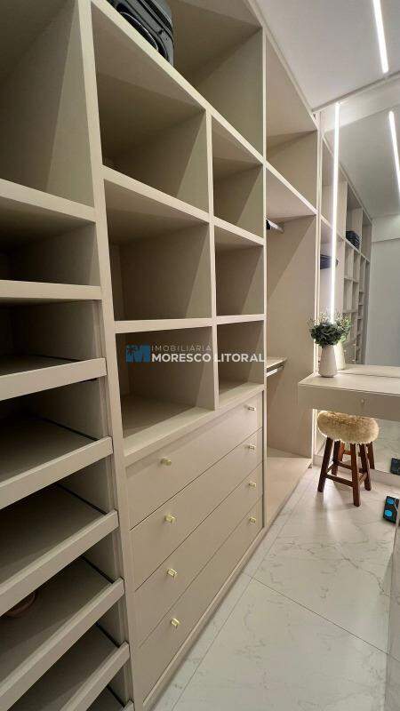 Apartamento à venda no Meia Praia: