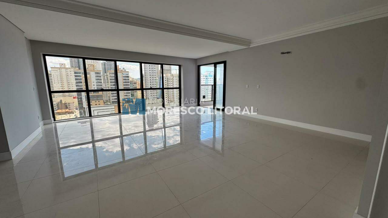 Apartamento à venda no Meia Praia: 