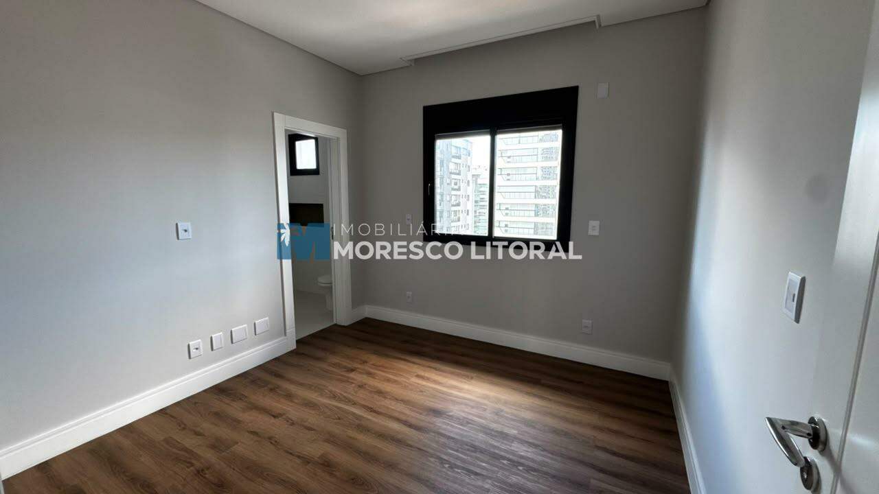 Apartamento à venda no Meia Praia: 