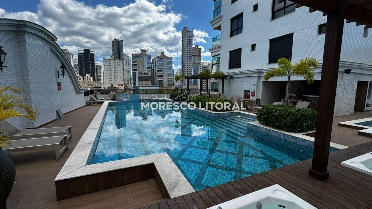 Apartamento à venda no Meia Praia: 