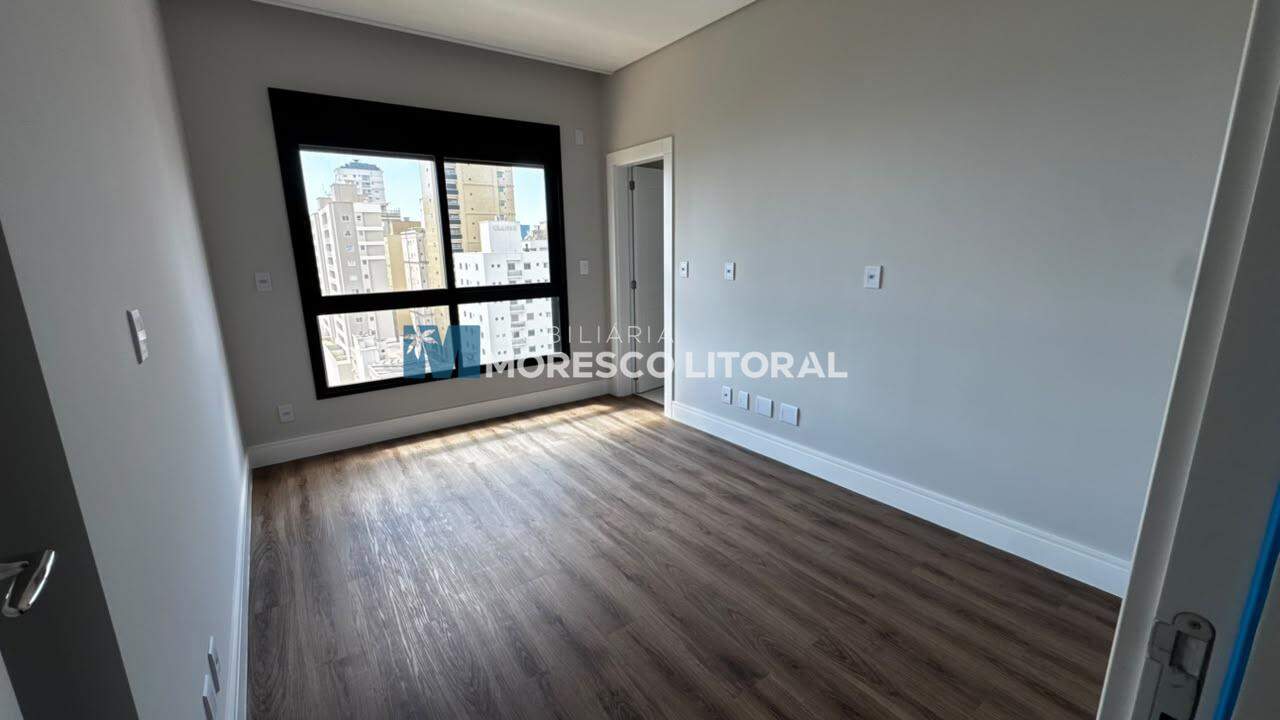Apartamento à venda no Meia Praia: 