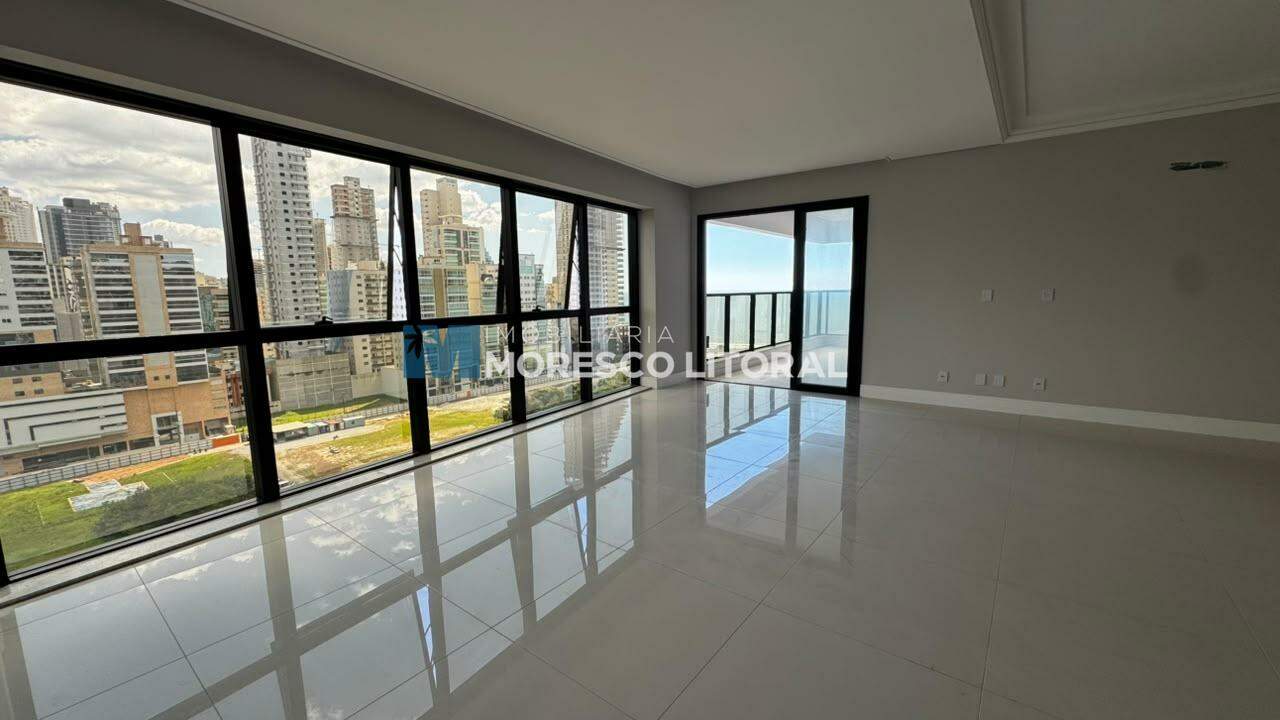 Apartamento à venda no Meia Praia: 
