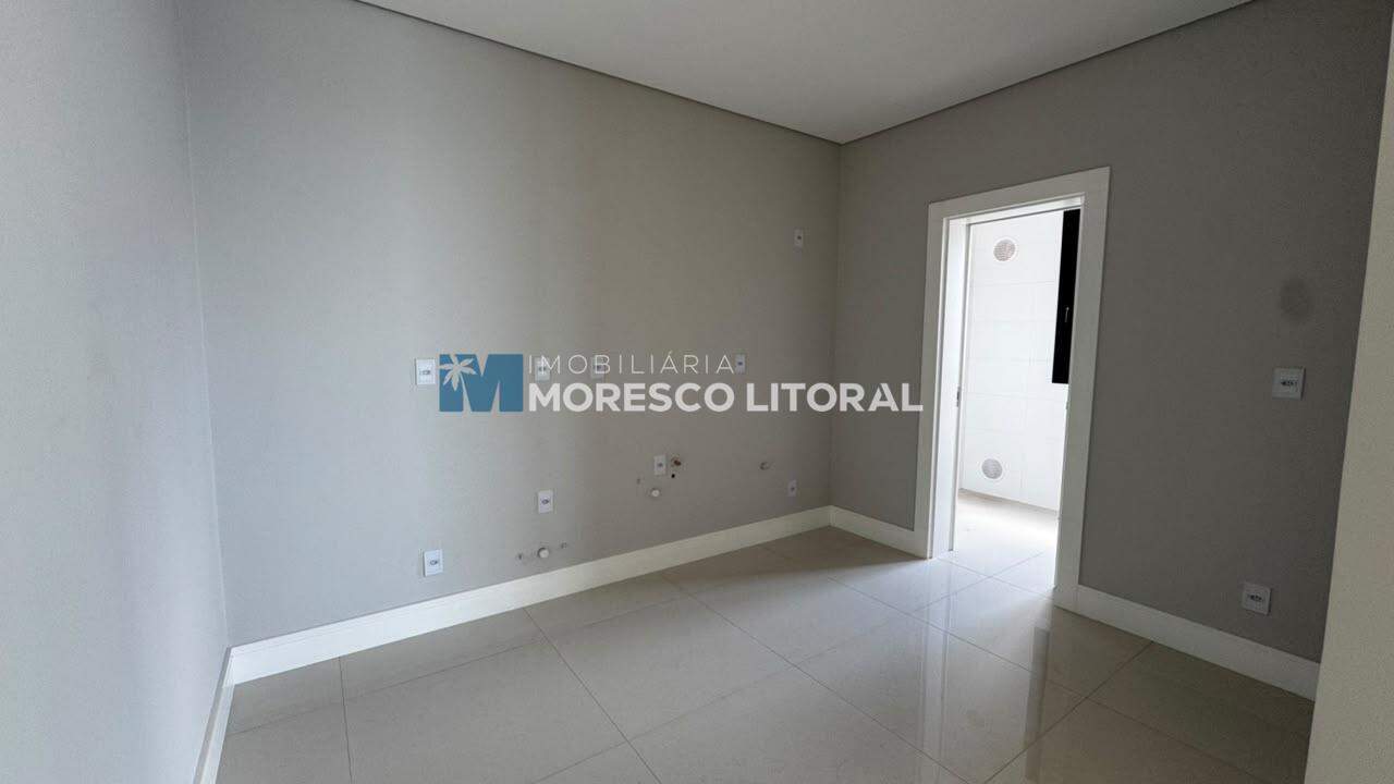 Apartamento à venda no Meia Praia: 