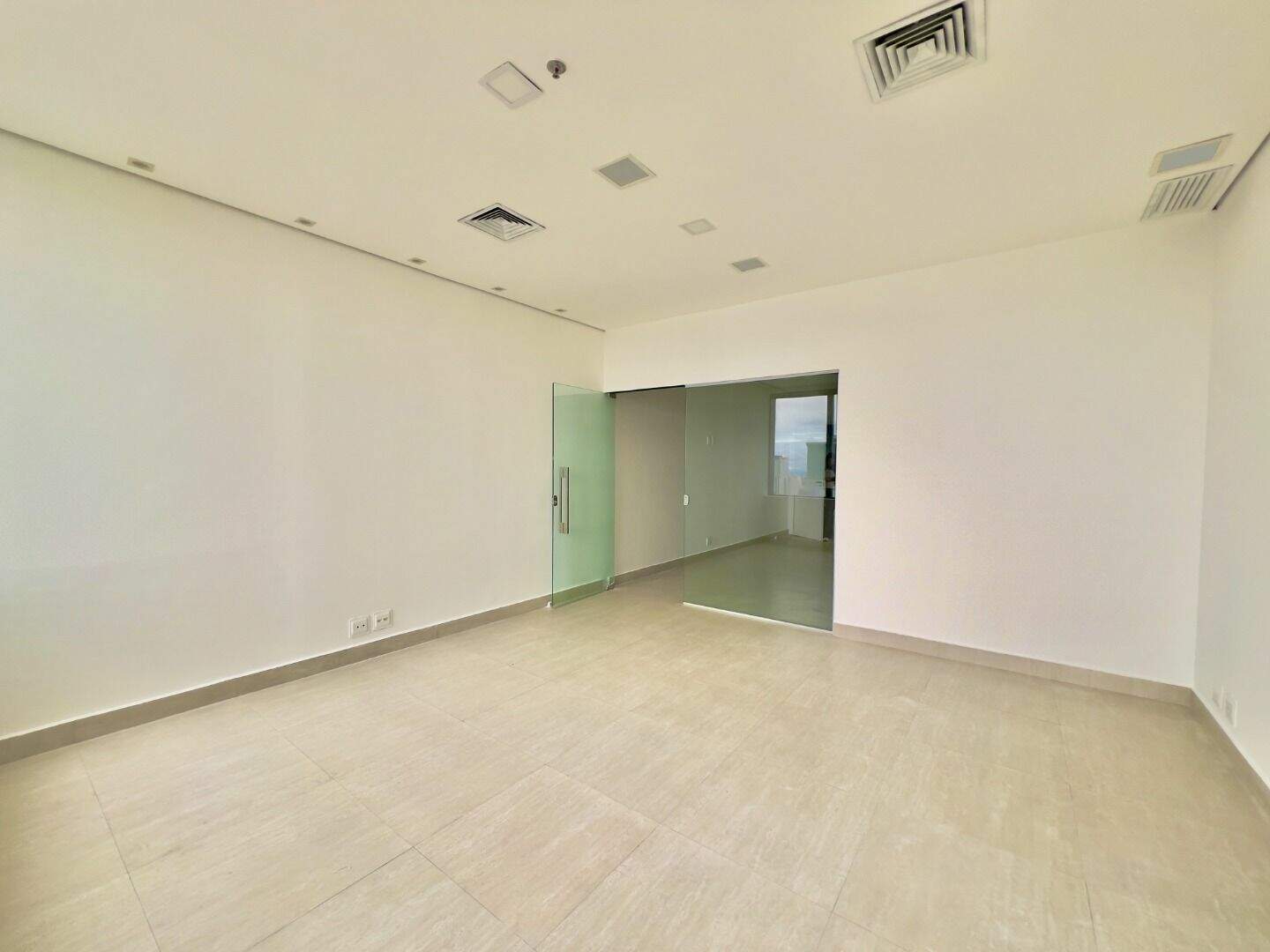 Sala à venda no Vila da Serra: 