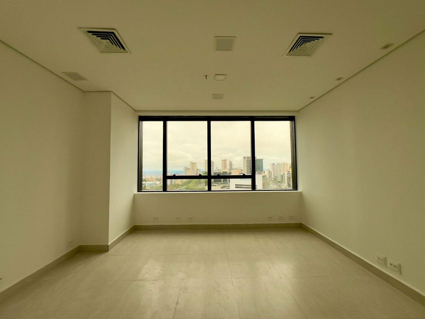 Sala à venda no Vila da Serra: 