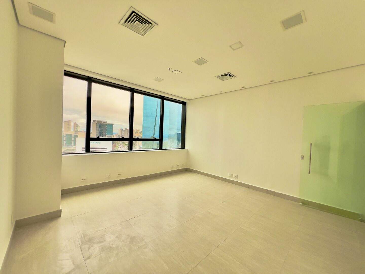 Sala à venda no Vila da Serra: 