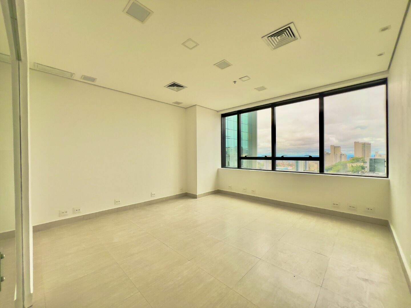 Sala à venda no Vila da Serra: 