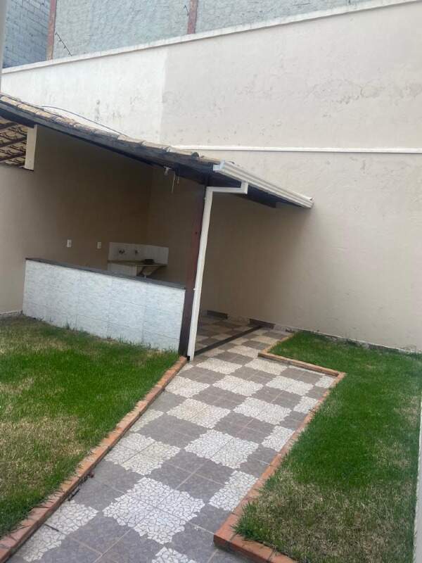 Casa à venda com 3 quartos, 180m² - Foto 1