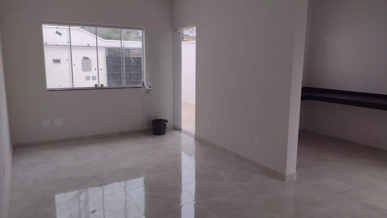 Casa à venda com 3 quartos, 97m² - Foto 1