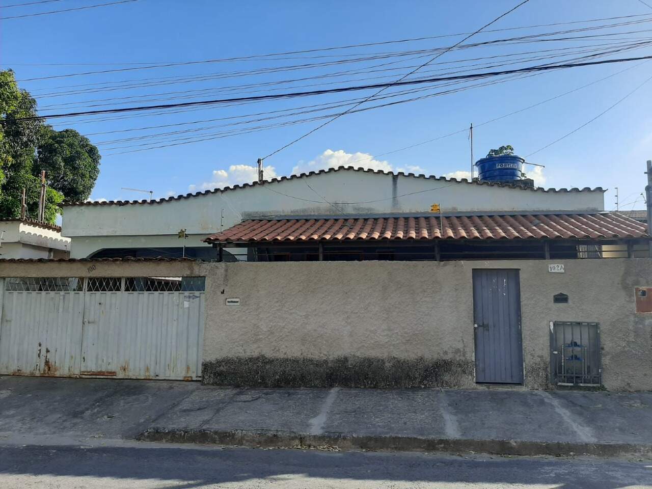 Casa à venda com 3 quartos, 300m² - Foto 1