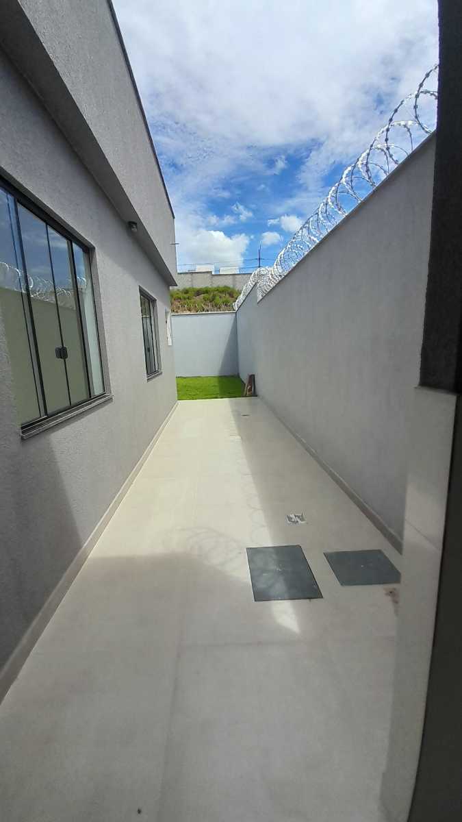 Casa à venda com 3 quartos, 70m² - Foto 2