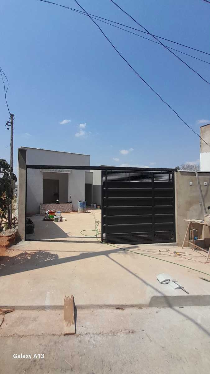 Casa à venda com 3 quartos, 90m² - Foto 1