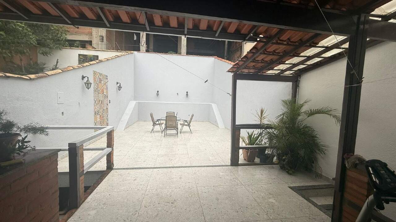 Casa para alugar com 4 quartos, 180m² - Foto 1