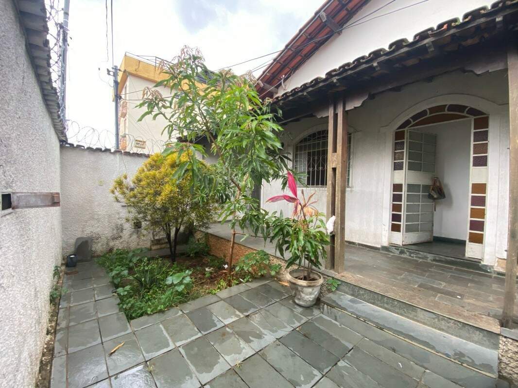 Casa para alugar com 4 quartos, 400m² - Foto 1