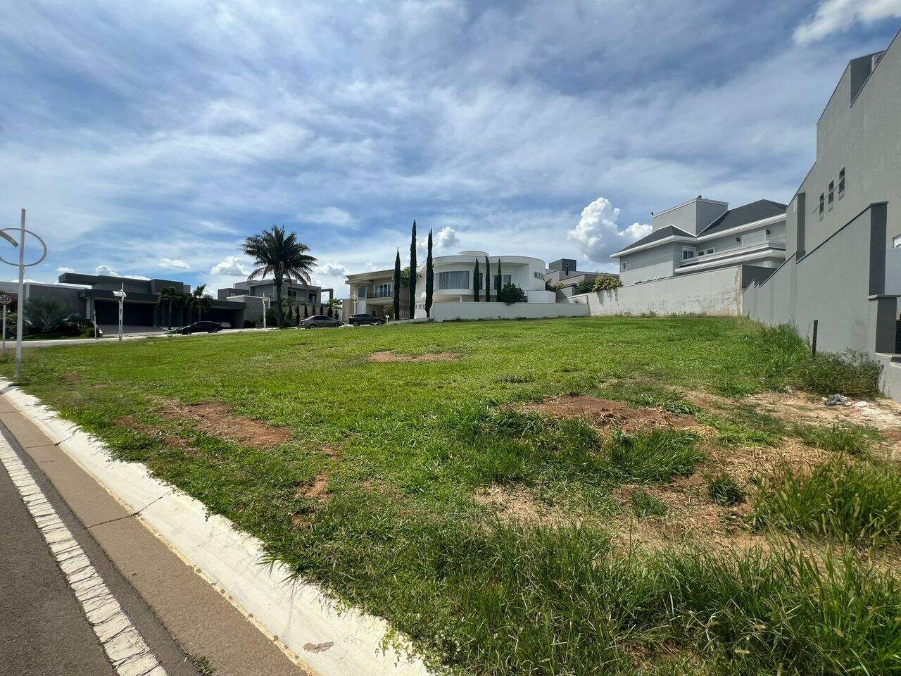 Terreno à venda no Jardim Maison du Parc: 