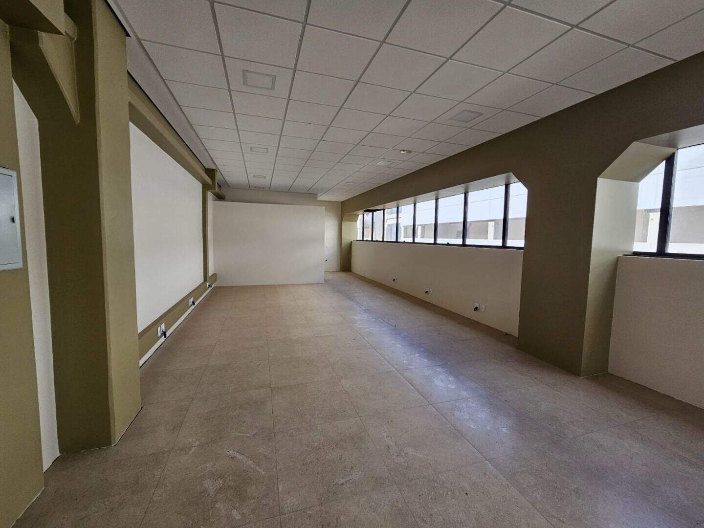 Sala para aluguel no Europark Comercial: 