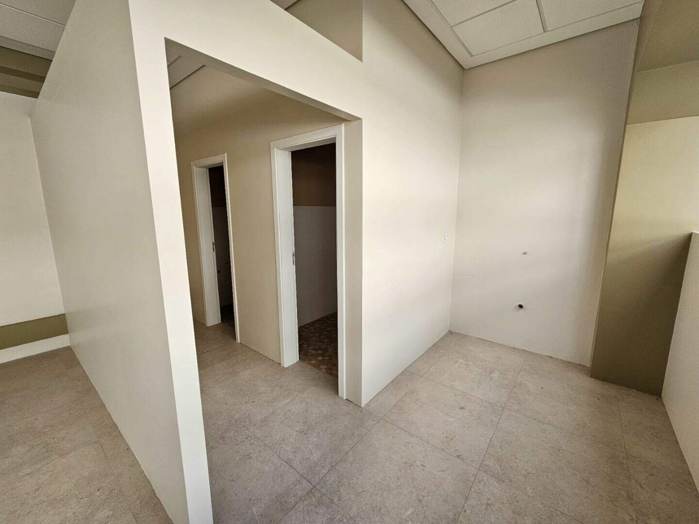 Sala para aluguel no Europark Comercial: 