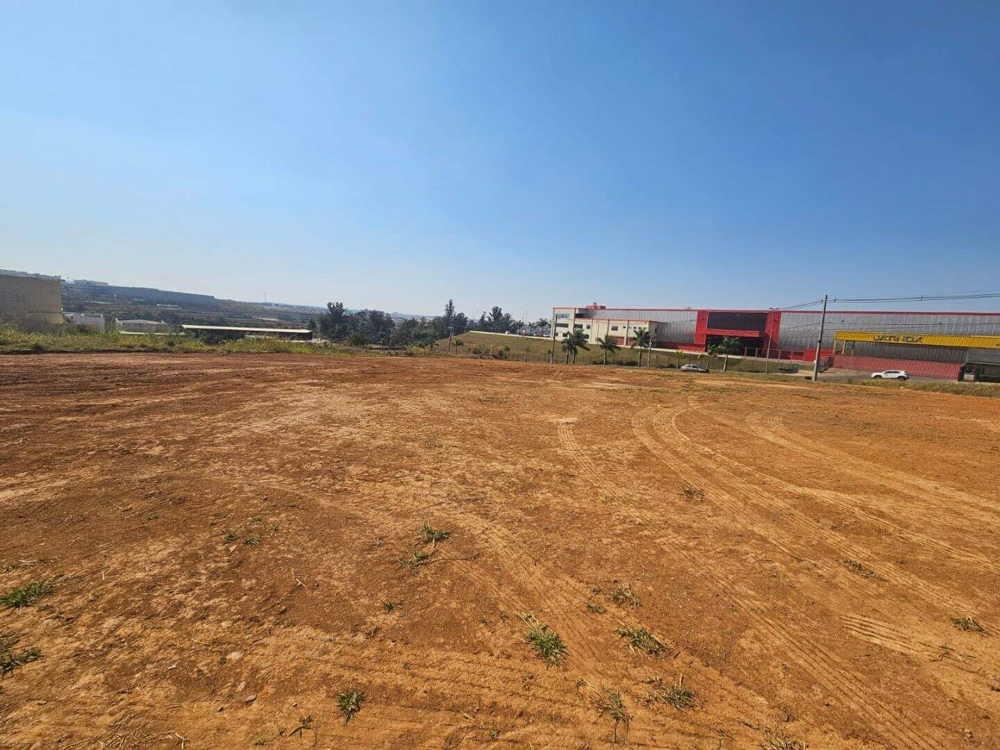 Terreno à venda no Europark Comercial: 