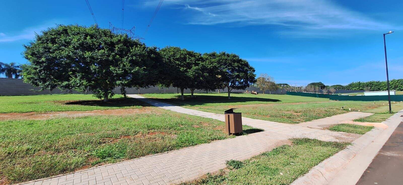Terreno à venda no Parque das Bandeiras: 