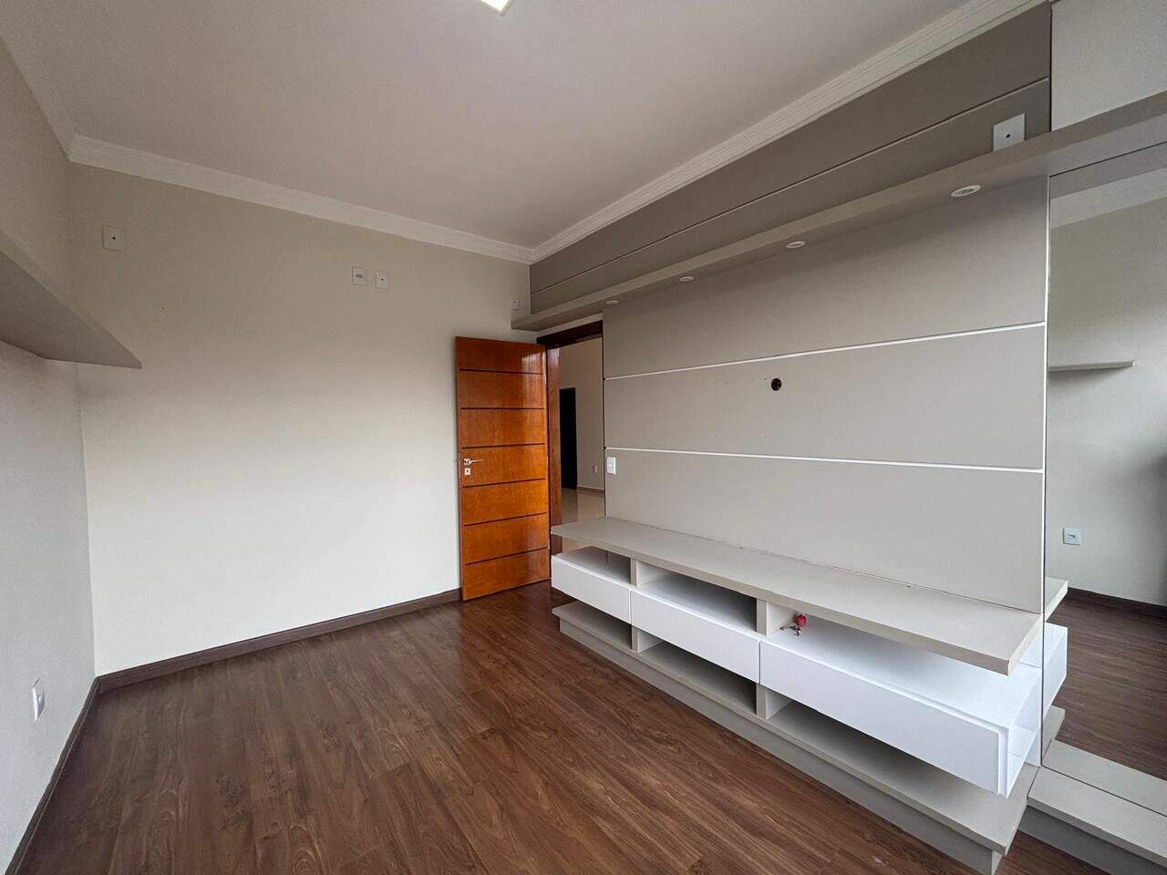 Casa para aluguel no Vila Inglesa: 