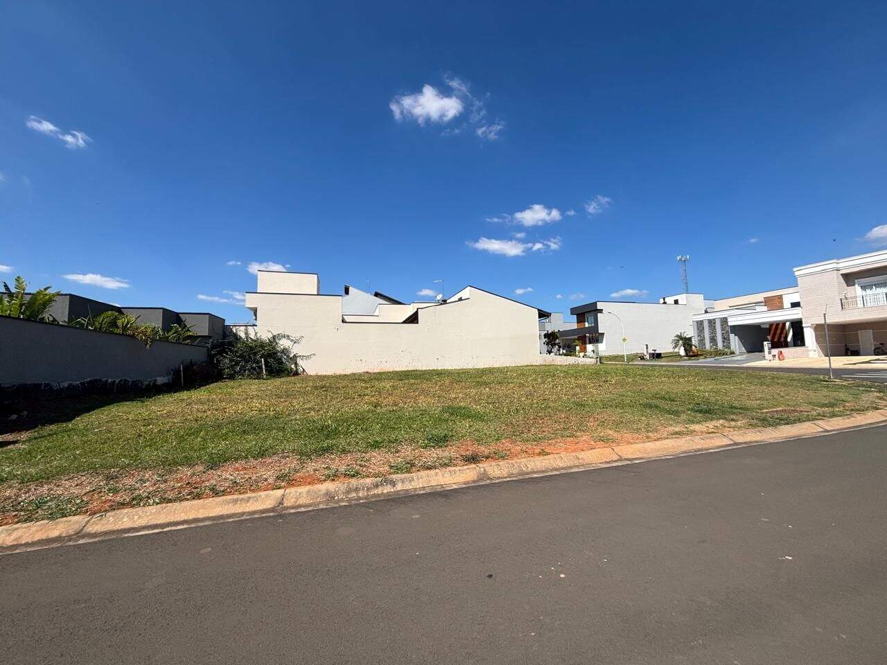 Terreno à venda no Jardim Residencial Dona Lucilla: 