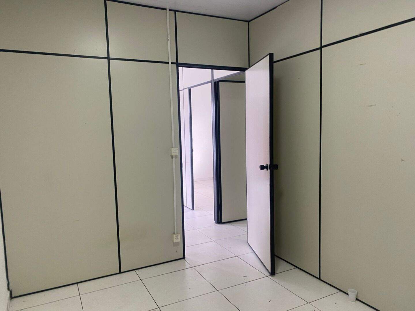 Sala para aluguel no Europark Comercial: 