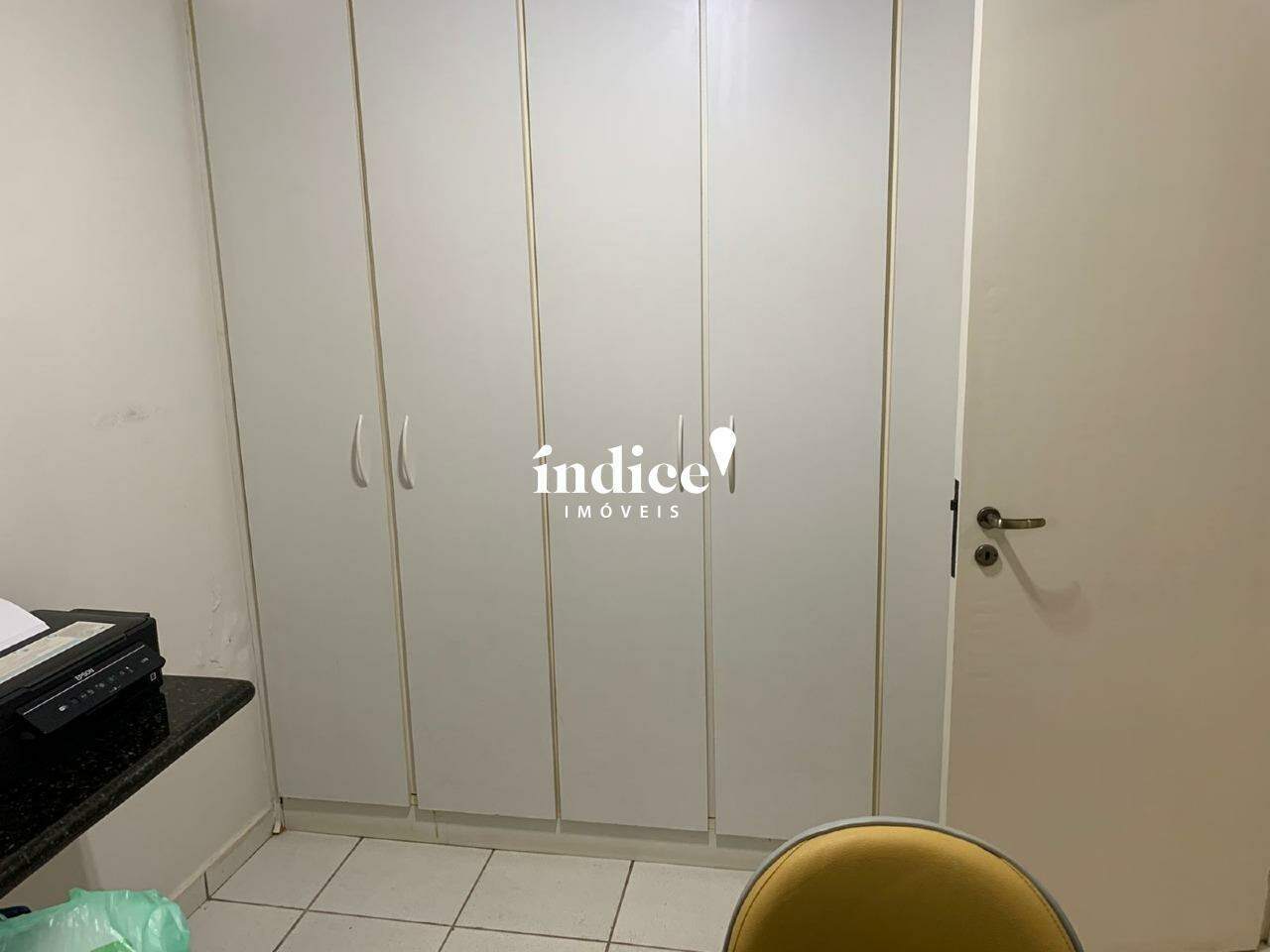 Salão Comercial para à venda no Centro na cidade de Ribeirão Preto: armários recepção