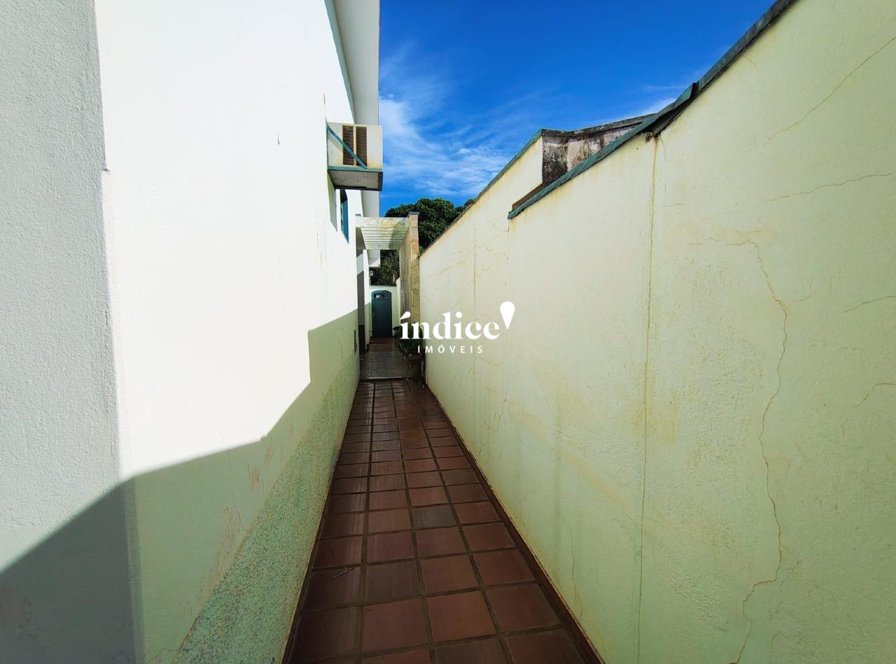 Casas para à venda no Jardim América na cidade de Ribeirão Preto: corredor quintal