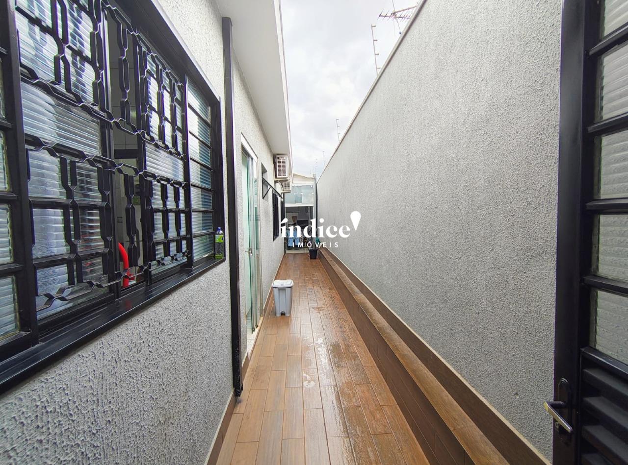 Casas para à venda no Jardim Centenário na cidade de Ribeirão Preto: corredor quintal