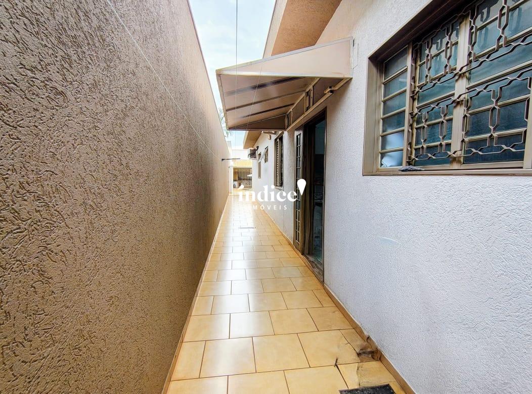 Casas para à venda no Jardim Anhangüera na cidade de Ribeirão Preto: corredor quintal