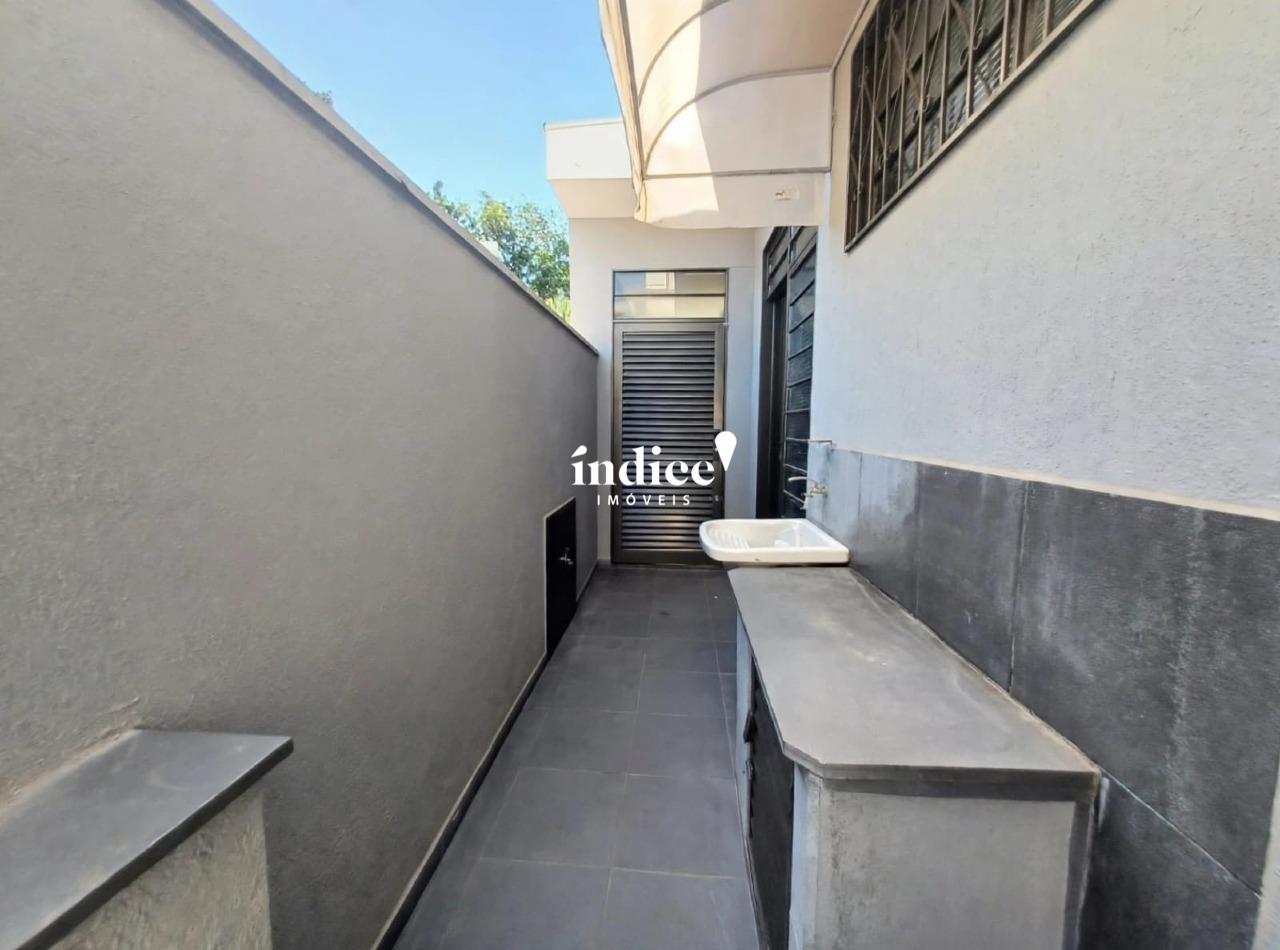 Casas para à venda no Jardim Macedo na cidade de Ribeirão Preto: Corredor lateral com tanque