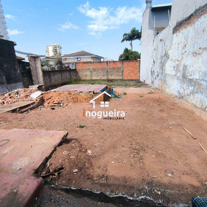 Terreno à venda no Vila Tazitsu: 