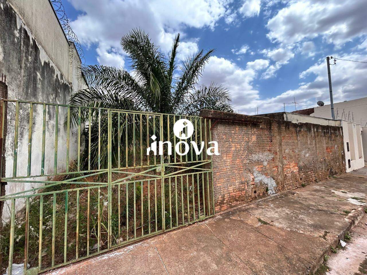 Terreno/Área à venda no Mercês: 