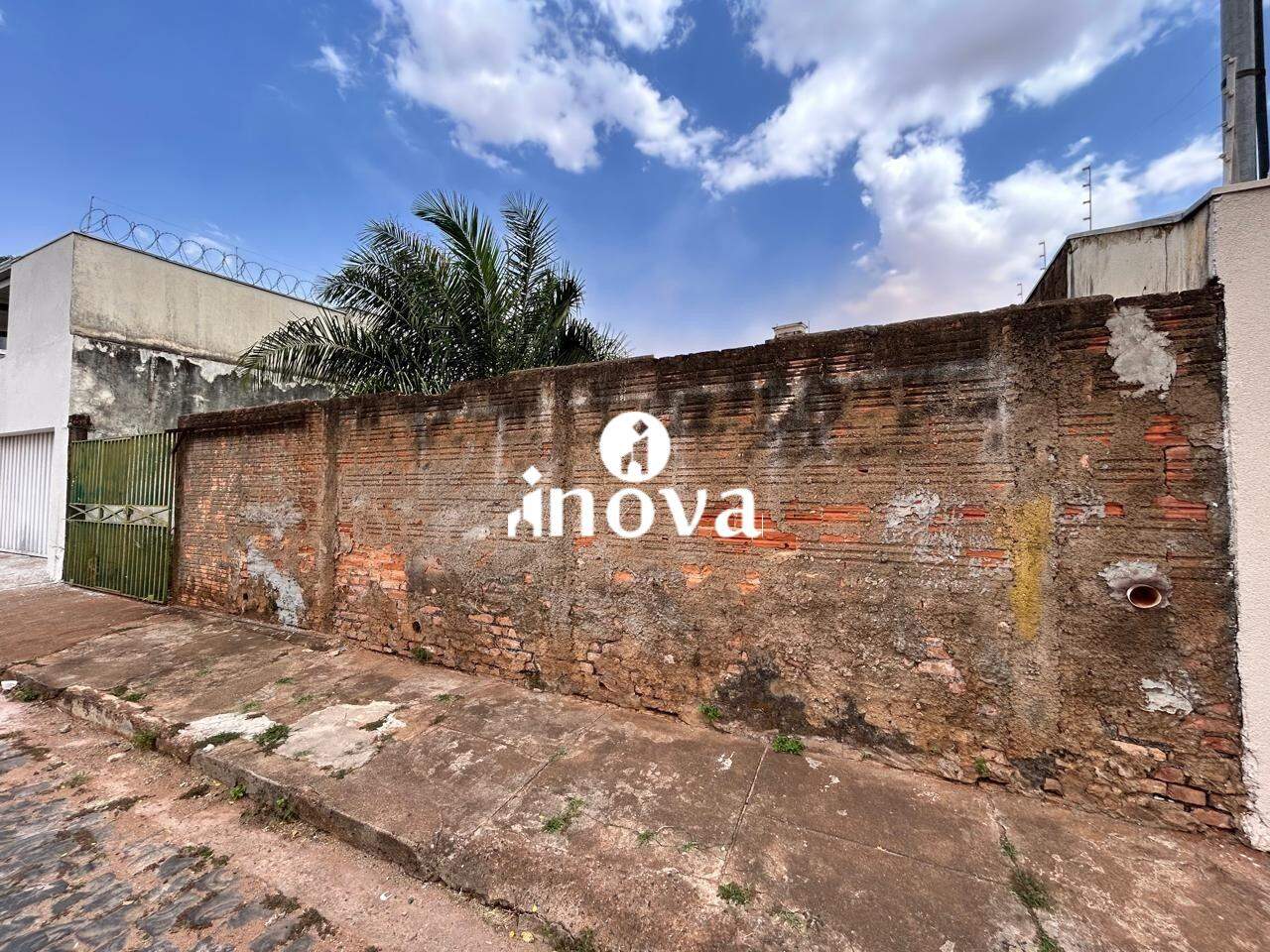 Terreno/Área à venda no Mercês: 