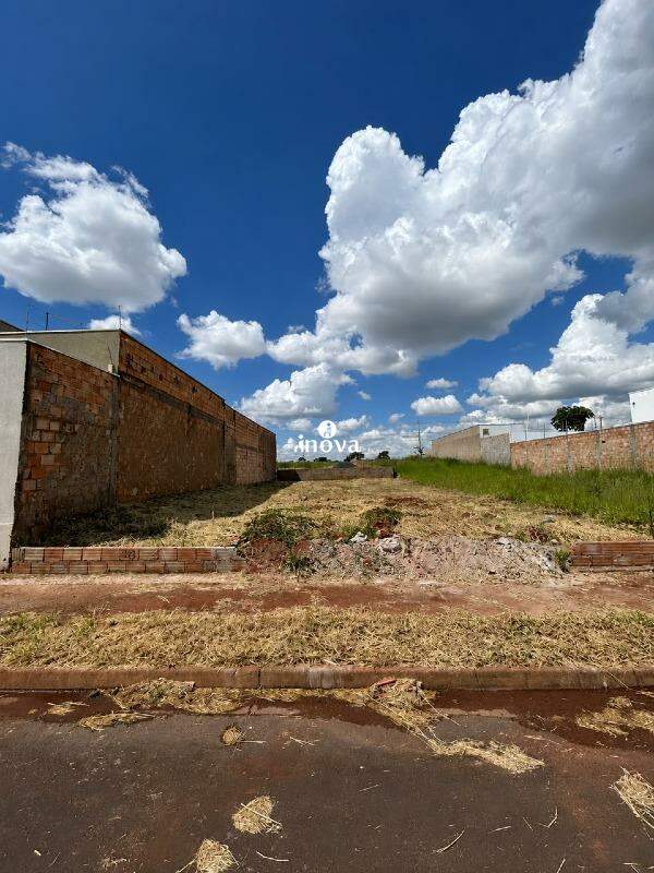 Terreno/Área à venda no Laranjeiras II, Parque das: 